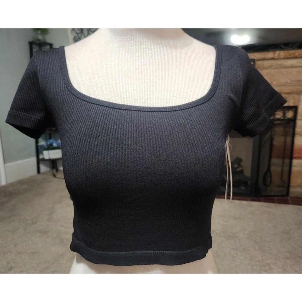 Black Ribbed Short-Sleeve Crop Top Sz. Small 4-6